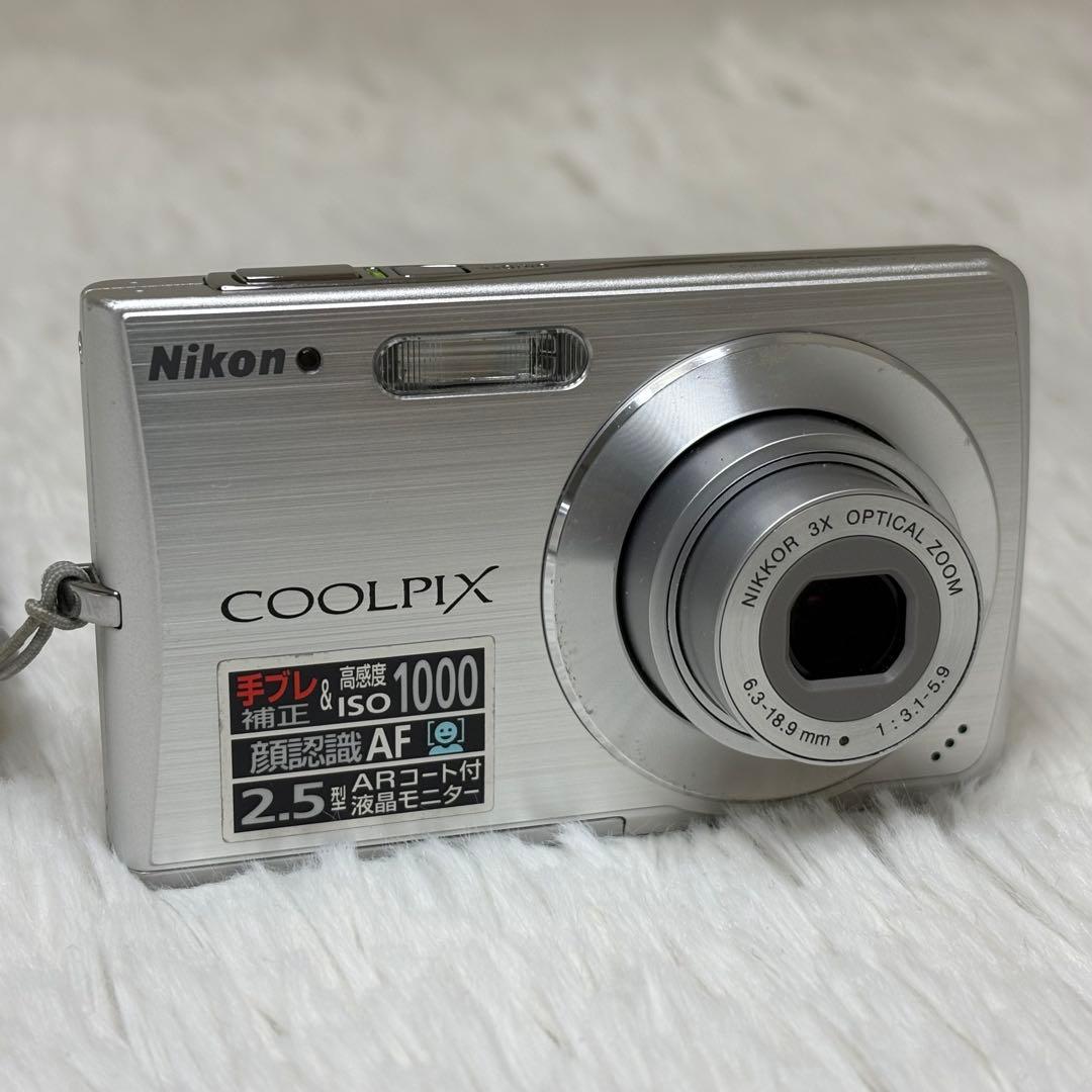 美品　Nikon カメラ　COOLPIX S200 シルバー　コンデジ　動作品
