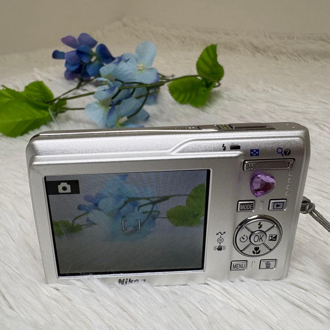美品　Nikon カメラ　COOLPIX S200 シルバー　コンデジ　動作品