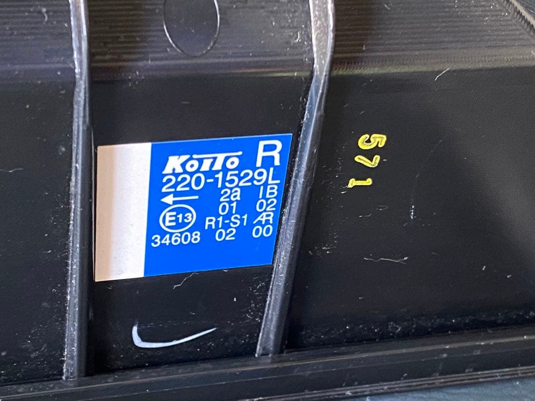小糸　LED テールランプ　KOITO 3連タイプ　ノーマルターン　左右