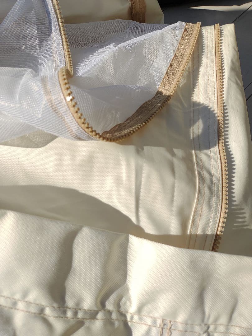 高さ3ｍで直径4ｍの化繊ワンポールテント