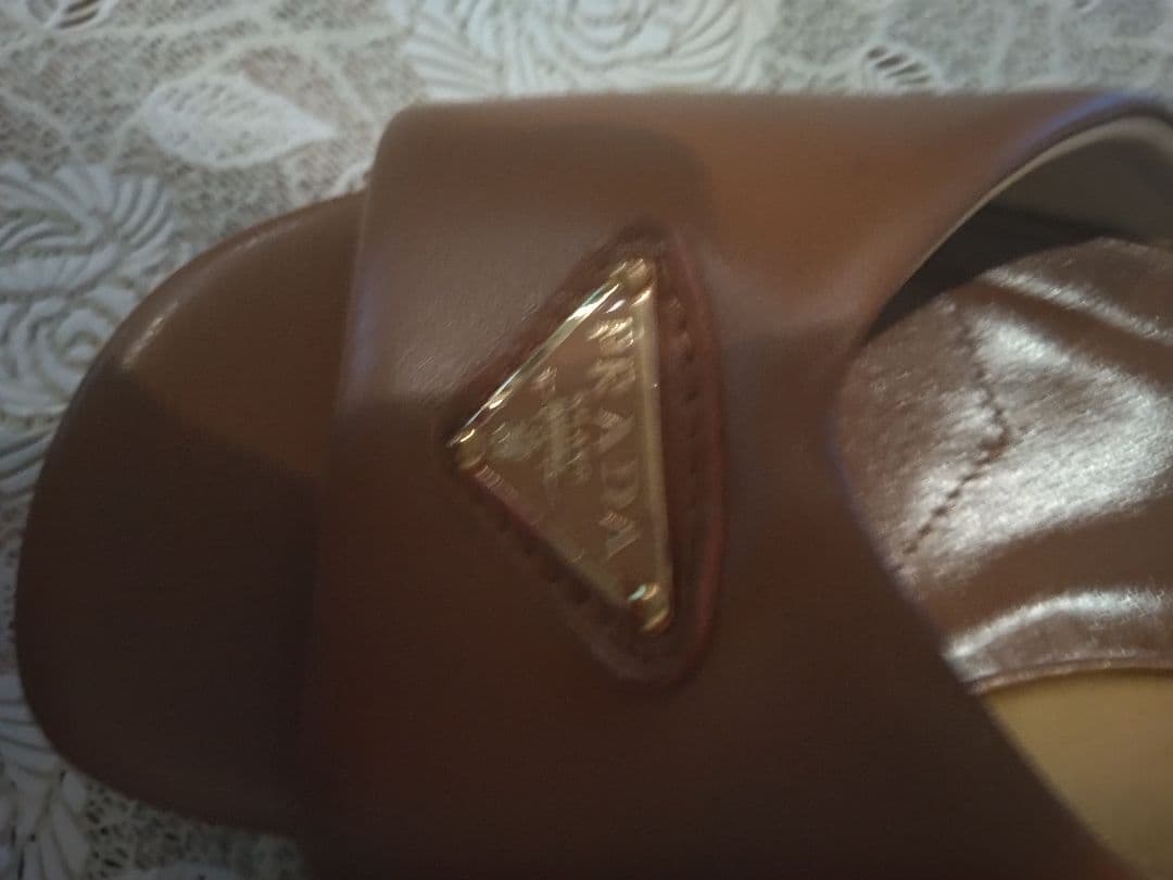 PRADAミュール、キャメル色