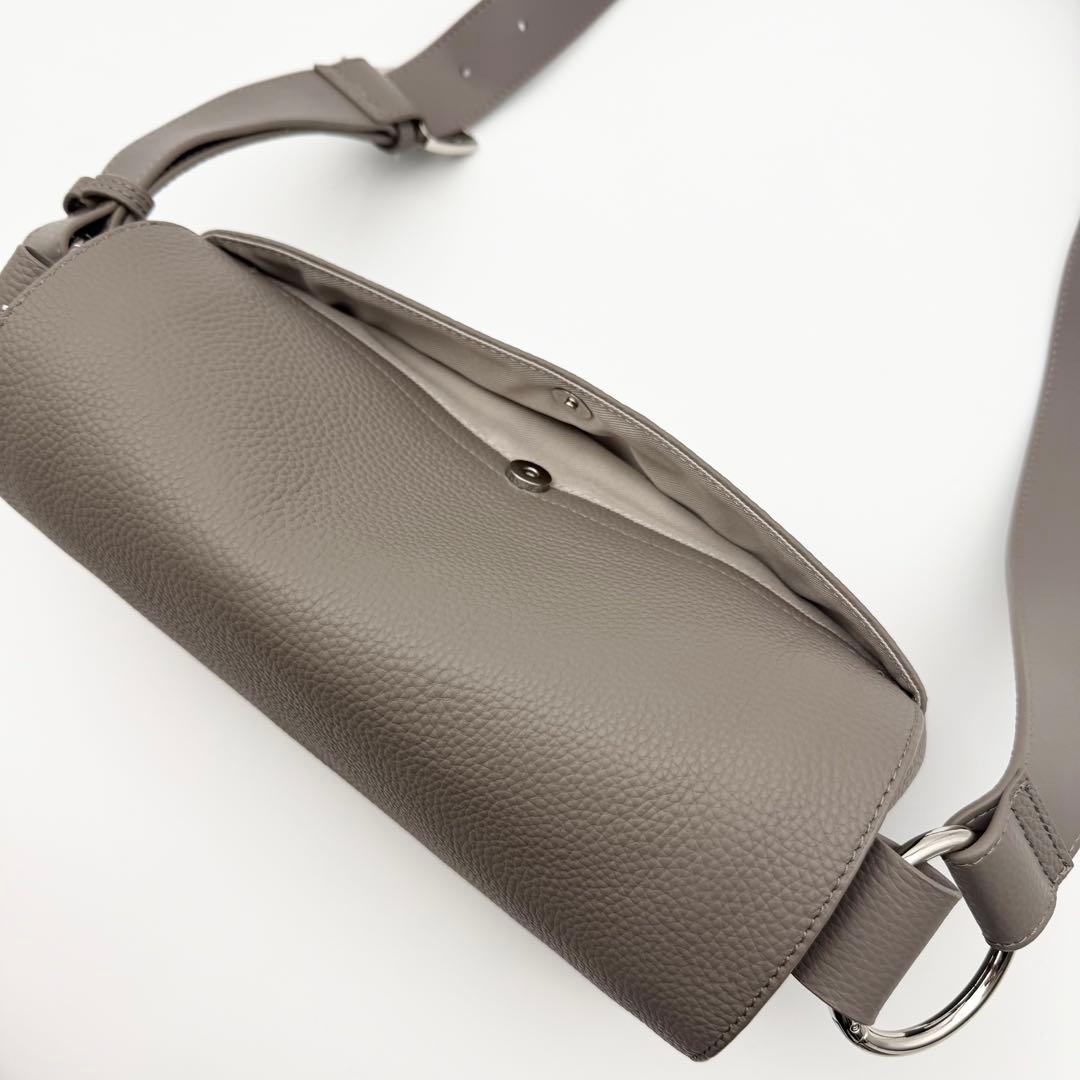 【極美品】BEARDSLEY レザーボディバッグ ショルダー 2way 本革