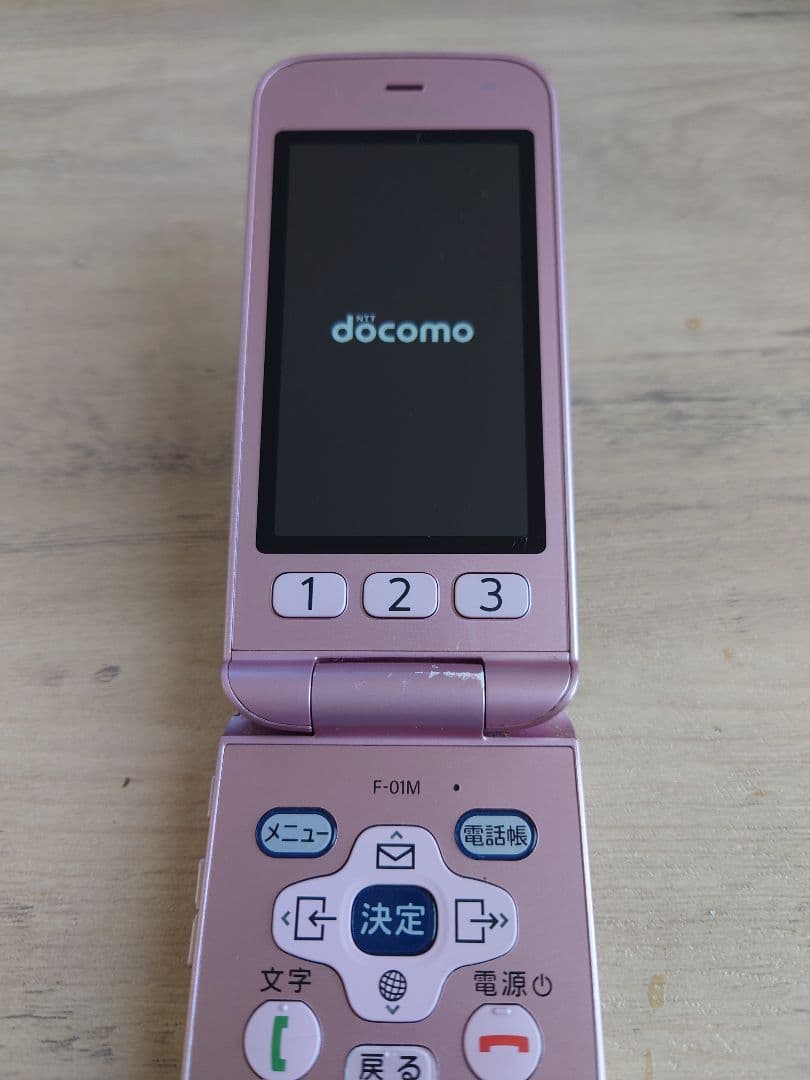 F-01M ピンク 　らくらくフォン中古
