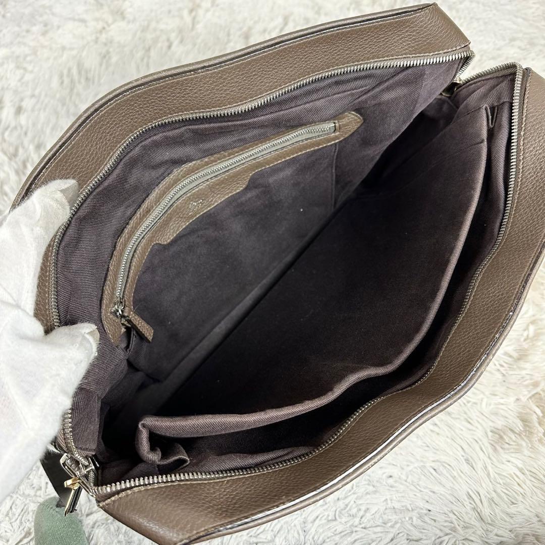 A4 美品 カルティエ レザー ビジネスバッグ エンボス ロゴ型押し グレージュ