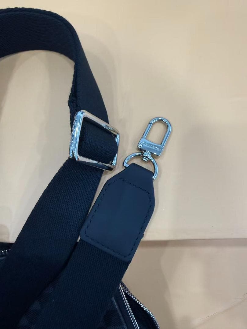 メンズショルダーバッグ、ブラック（黒色）