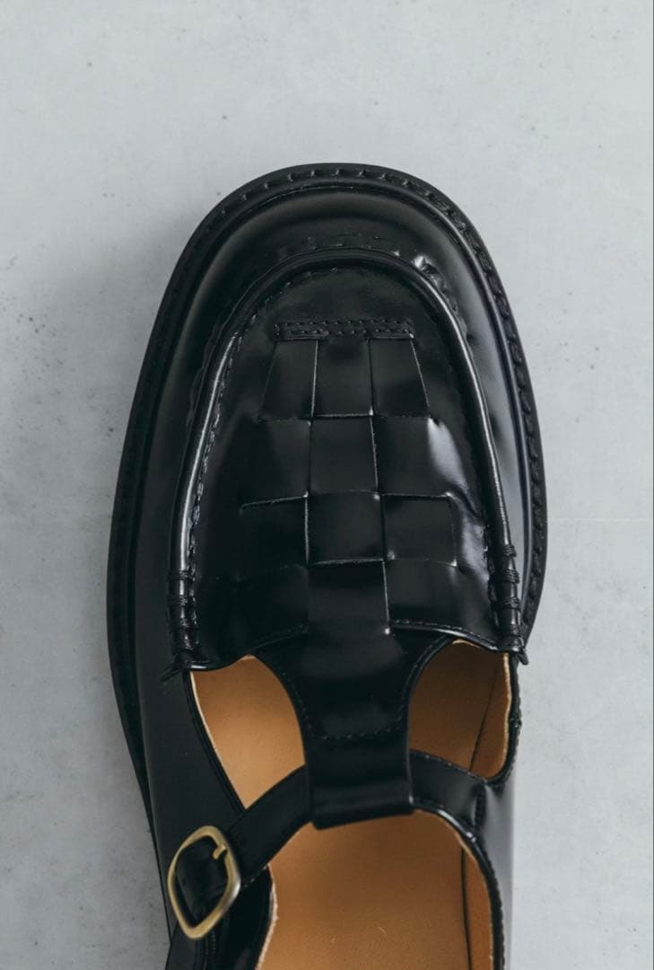 「つま先踊る、大人の相棒」こだわりソールのTストラップシューズ 23.0