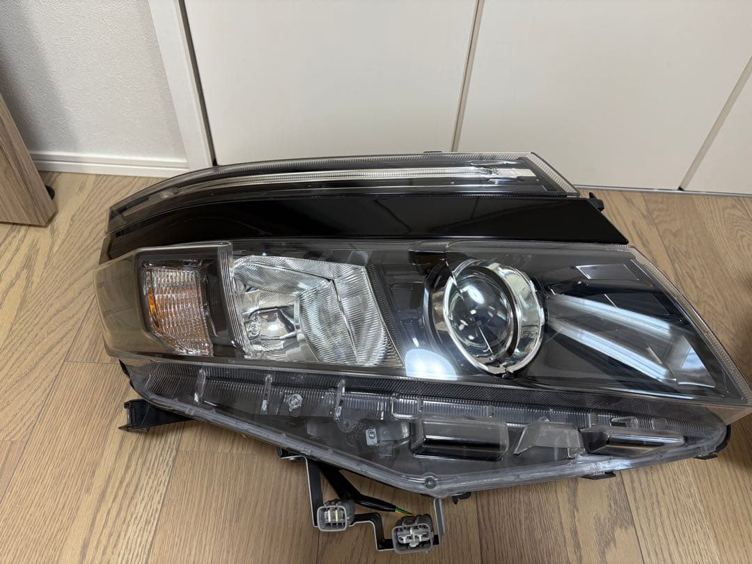 極美品取付部破損無し　トヨタ純正　80系ヴォクシー前期ZS ヘッドライトユニット