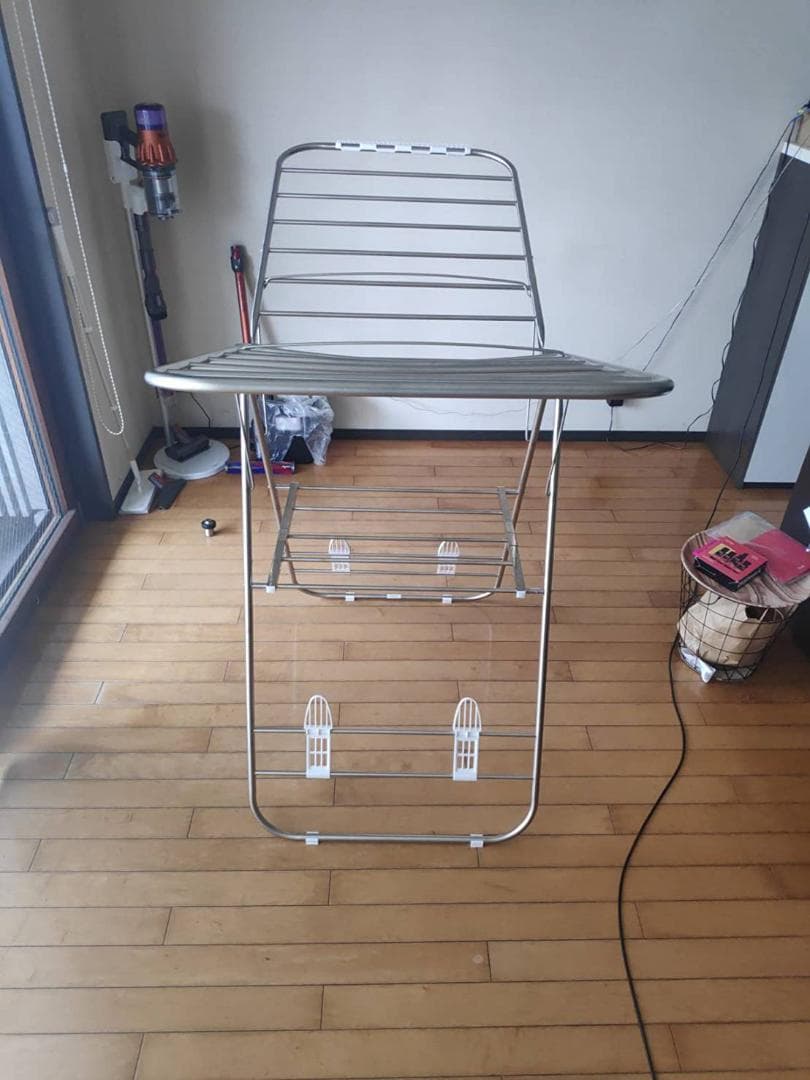 ステンレス製の折りたたみ式物干しスタンド、コンパクトで収納に便利