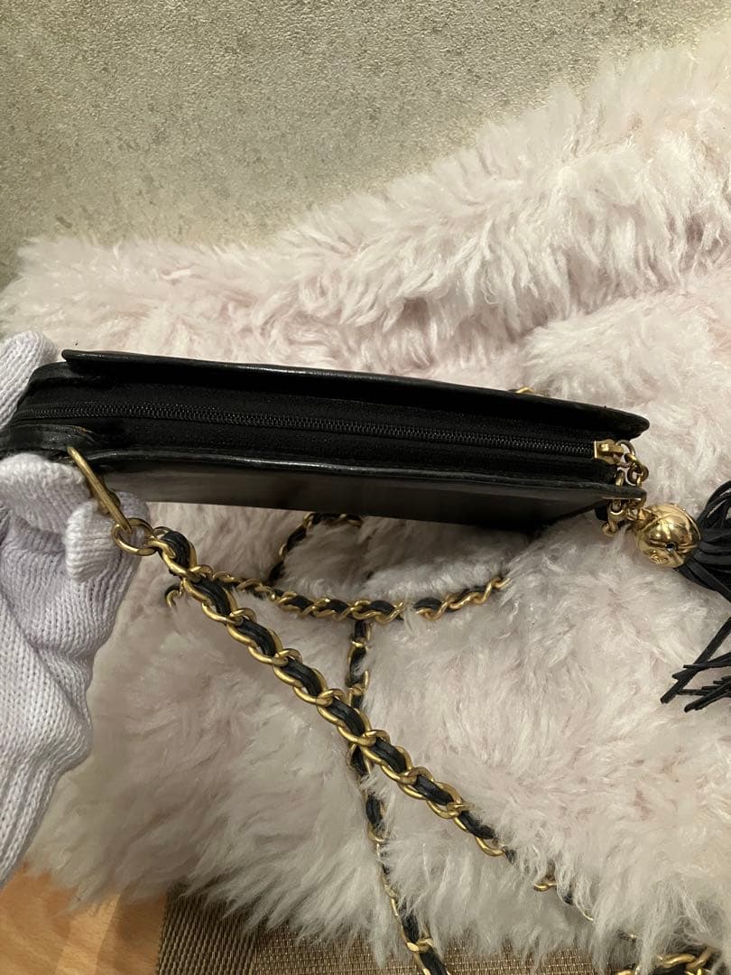 CHANEL ブラックショルダーバッグ タッセル付き