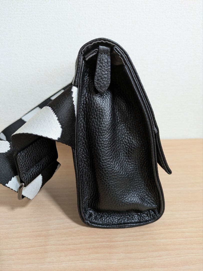 イアパピヨネ　柄ワイドテープショルダーバッグ　ブラック　黒　レザー