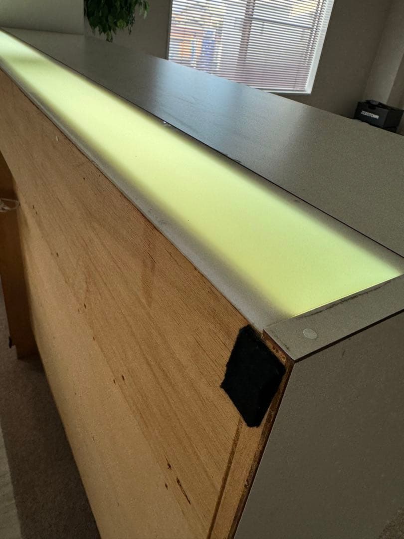 ホワイト木製オープンシェルフ 3段 ライト付エステサロン棚