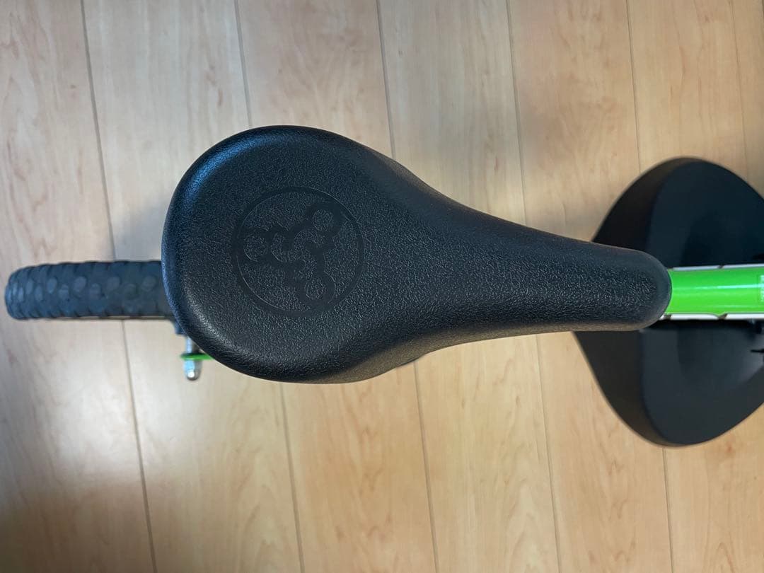 美品！STRIDERストライダー バランスバイク 緑 前カゴ付き　固定台付き