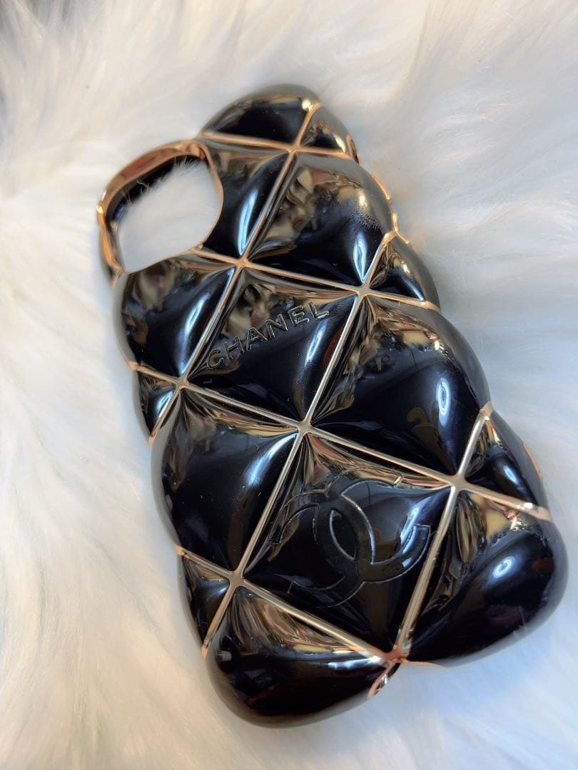 ✨CHANEL黒×ゴールド 艶やかキルティング iPhone13.14.15✨