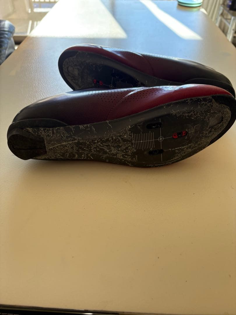 美品のシマノRC701 44Eのワイドサイズ　赤から黒色　インソールは新品です。