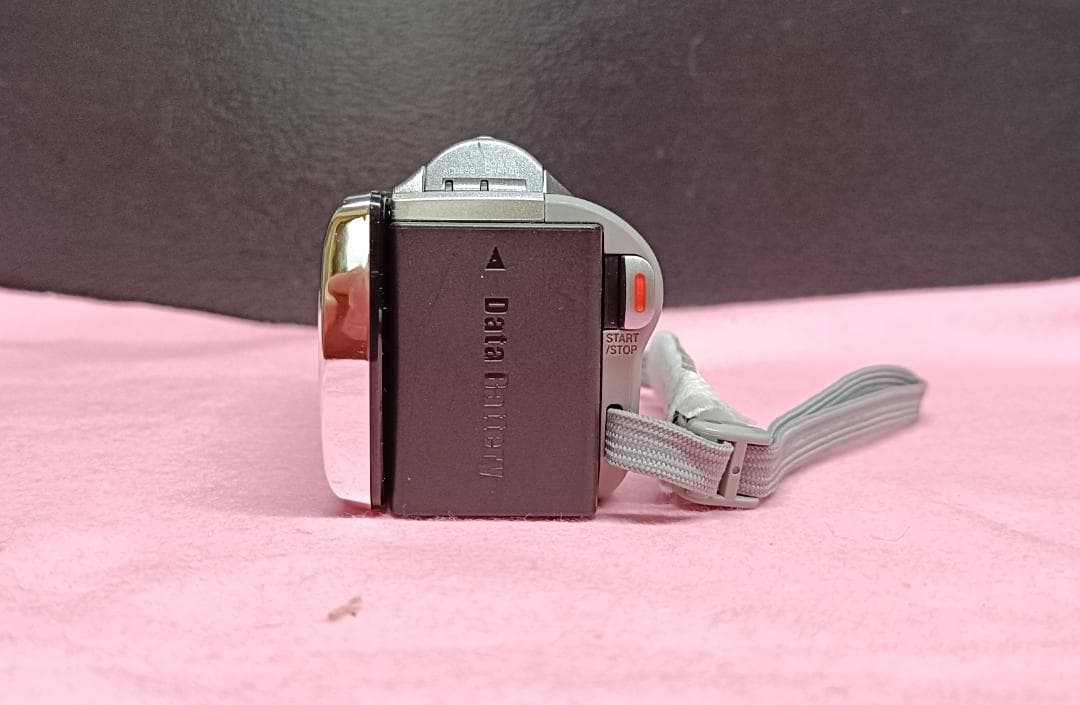 Y【中古品】JVCケンウッド　ビデオカメラ　Everio GZ-E780 銀色