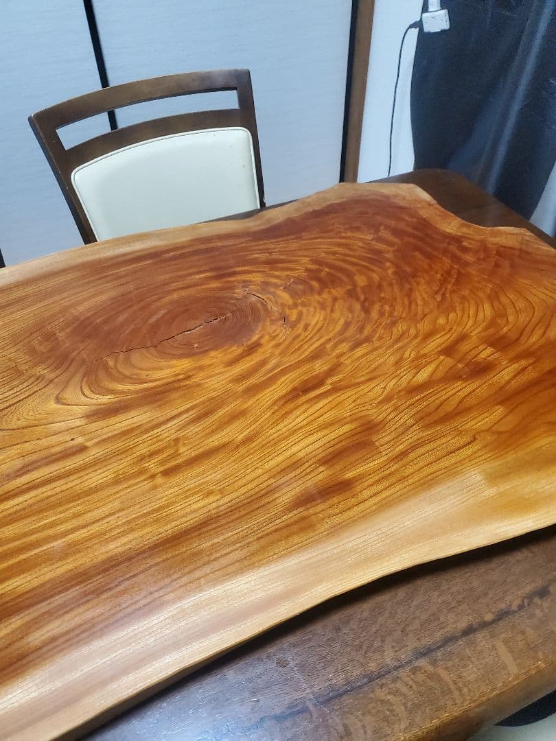 ケヤキ？ 無垢材の自然なエッジテーブル 1枚板