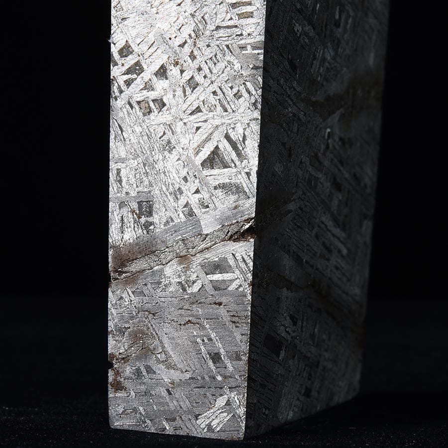 アルタイ隕石　隕石　 鉄隕石　メテオライト　ナチュラル　原石　重さ約944ｇ