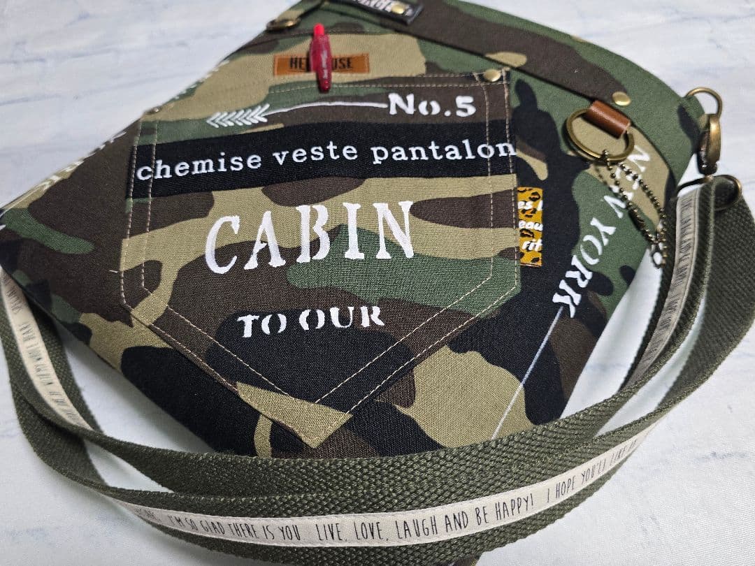 大きめデニムリメイクバッグ ファスナー ＆サコッシュ ＆底板 ＆ストラップ付き