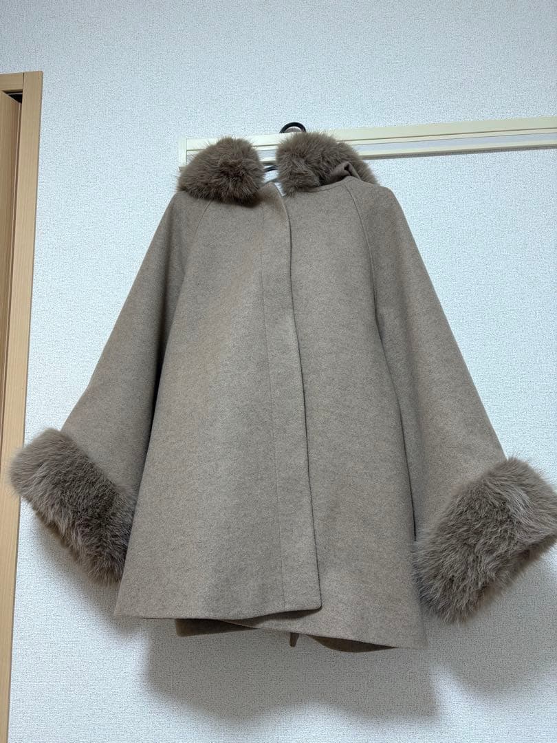 Chico ビジュー付きファー襟ケープコート