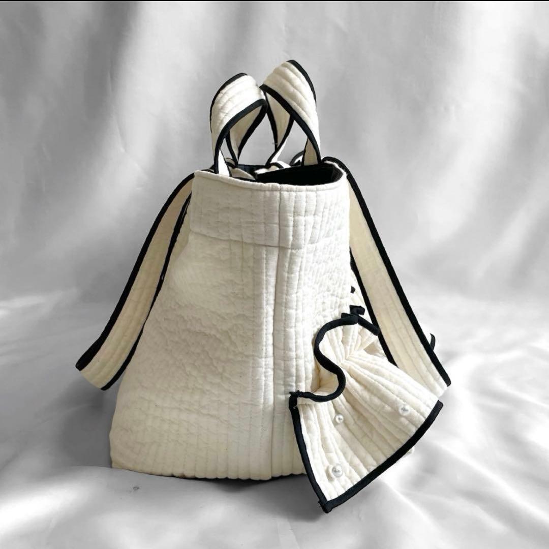 新作♡フリルギャザー　ヌビバッグ　オフホワイト×ブラック　パール　底板マグネット