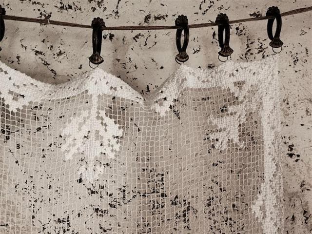 france 140c 灰色と薔薇と手編レースカーテン 真鍮リング アンティーク