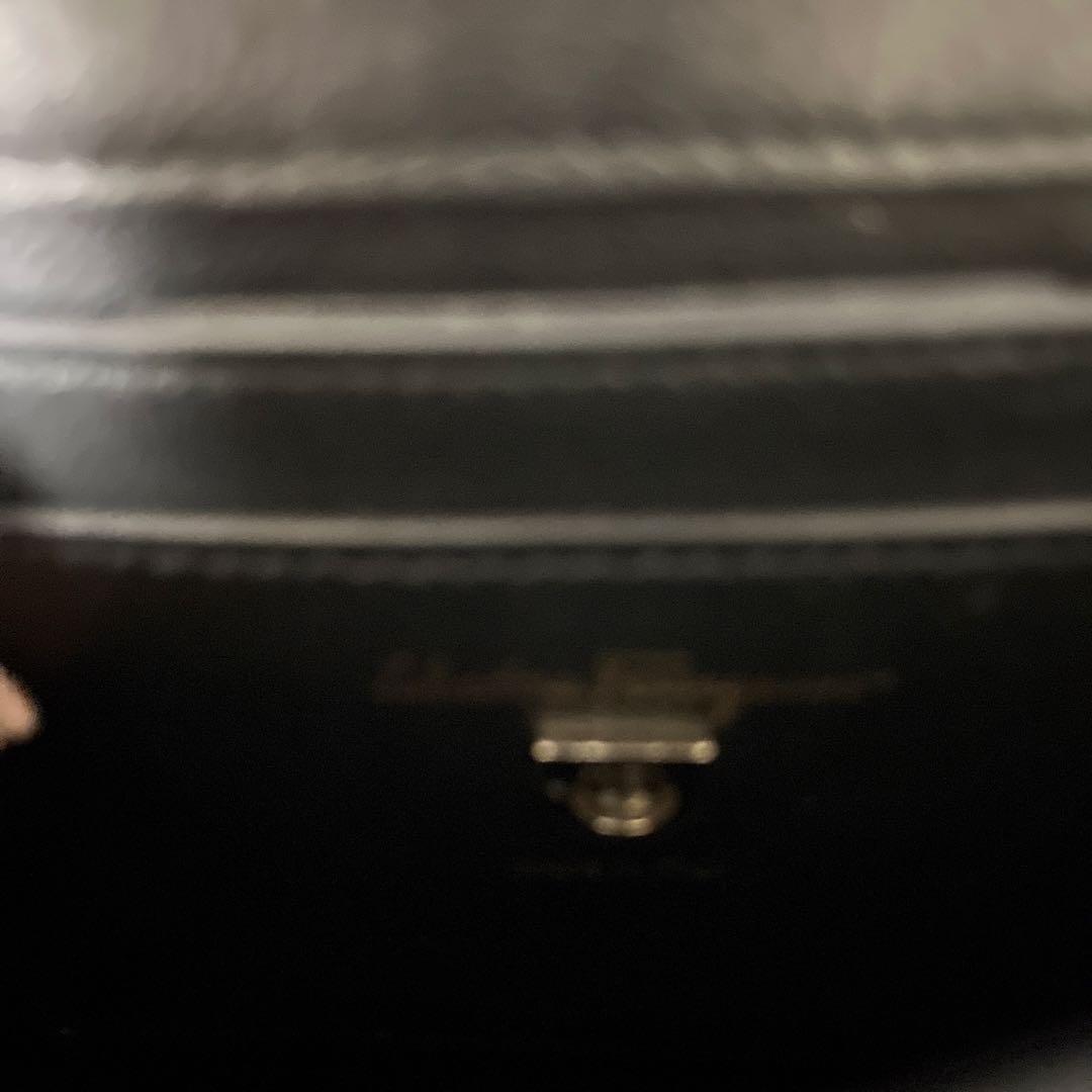 Salvatore Ferragamo ブラックレザーショルダーバッグ