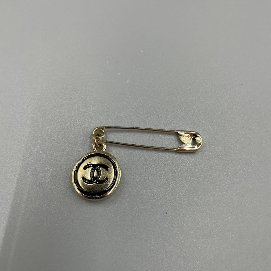 054 CHANEL 安全ピン型ブローチ