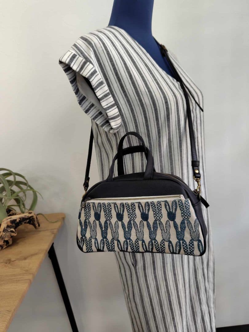 ミナペルホネン/pomppiaポンピアベージュ/ラウンドボストンブラック本革