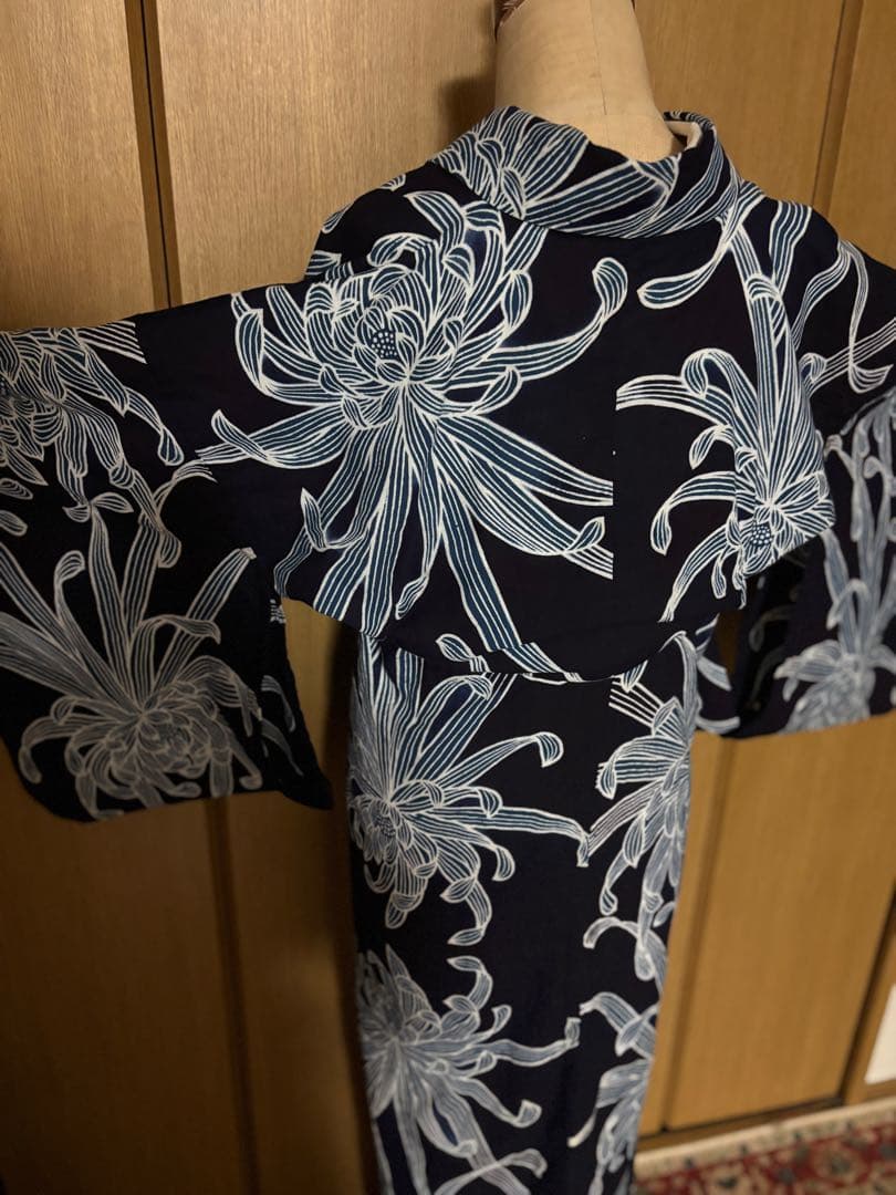 注染浴衣　本藍染　筒がき？　 ダイナミックな乱菊文様　雰囲気のある浴衣です。