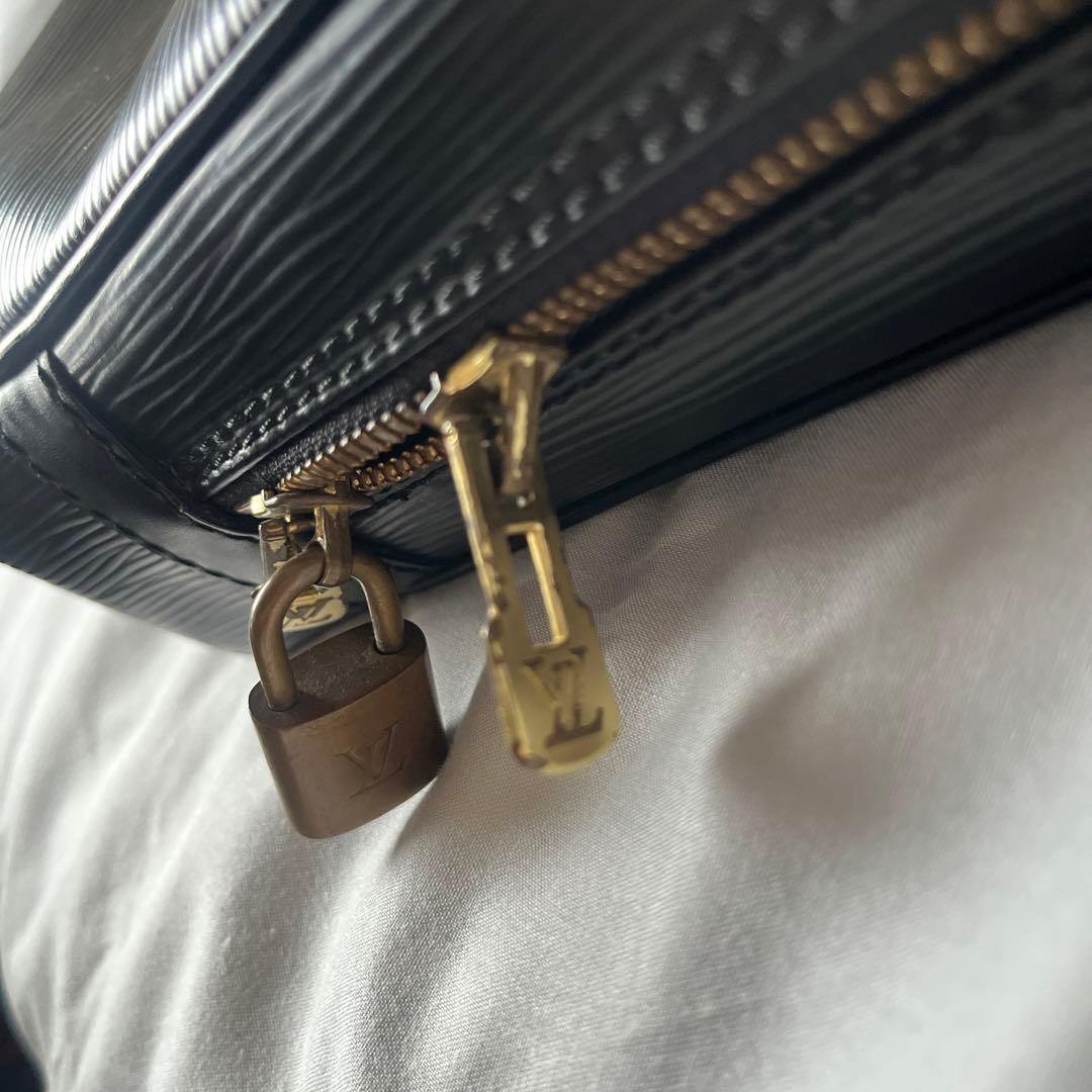 Louis Vuitton エピ ポルトドキュマン(Watchworld)