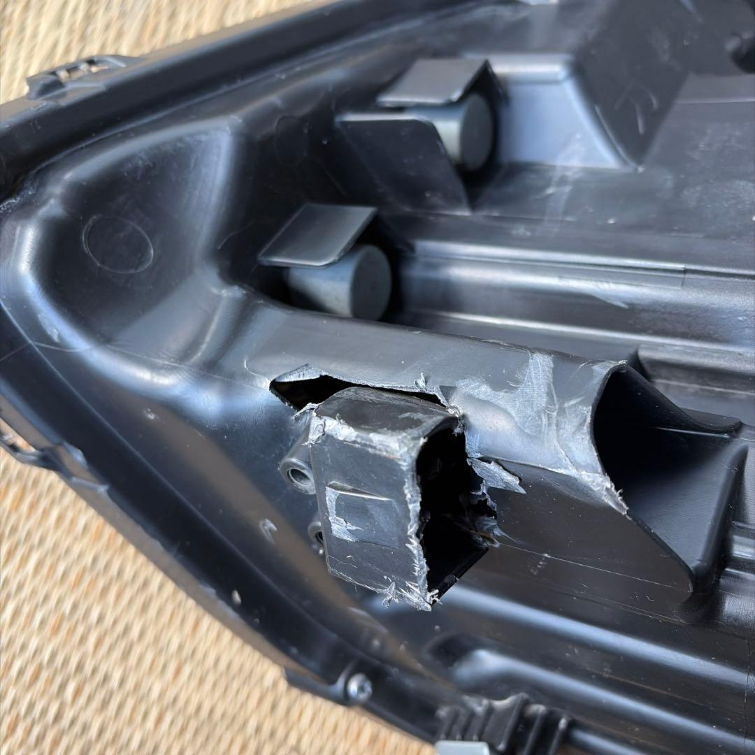 トヨタ エスクァイア ZWR80G 右ヘッドライト ジャンク品 28-241