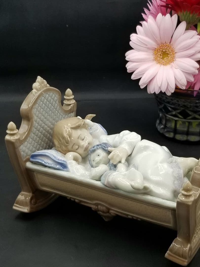 リヤドロ　お人形さんと添い寝