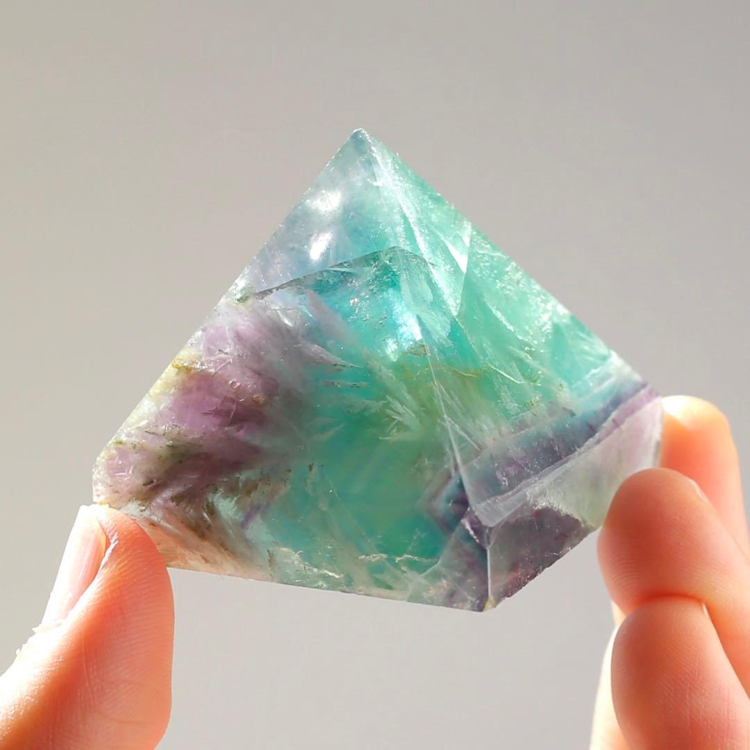 エンジェルフェザーフローライト ピラミッド型 天然石 蛍石 希少 鉱物