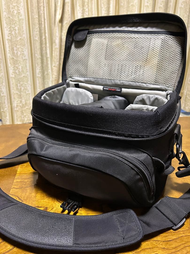 デジタル一眼レフ OLYMPUS E-300 ダブルズームキット（三脚付き）