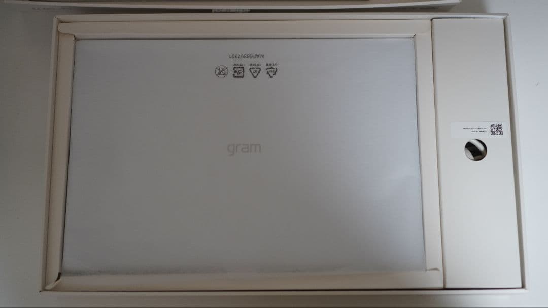 美品LG gram14 999g超軽量 37時間駆動13世代i5 16Gメモリ