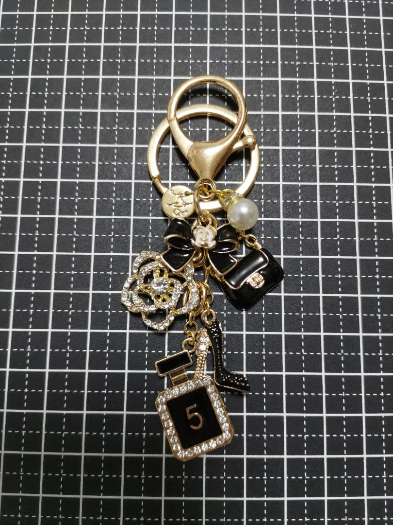 ハンドメイドチャーム　キーホルダー　キラキラカメリア　黒系　他おまとめ