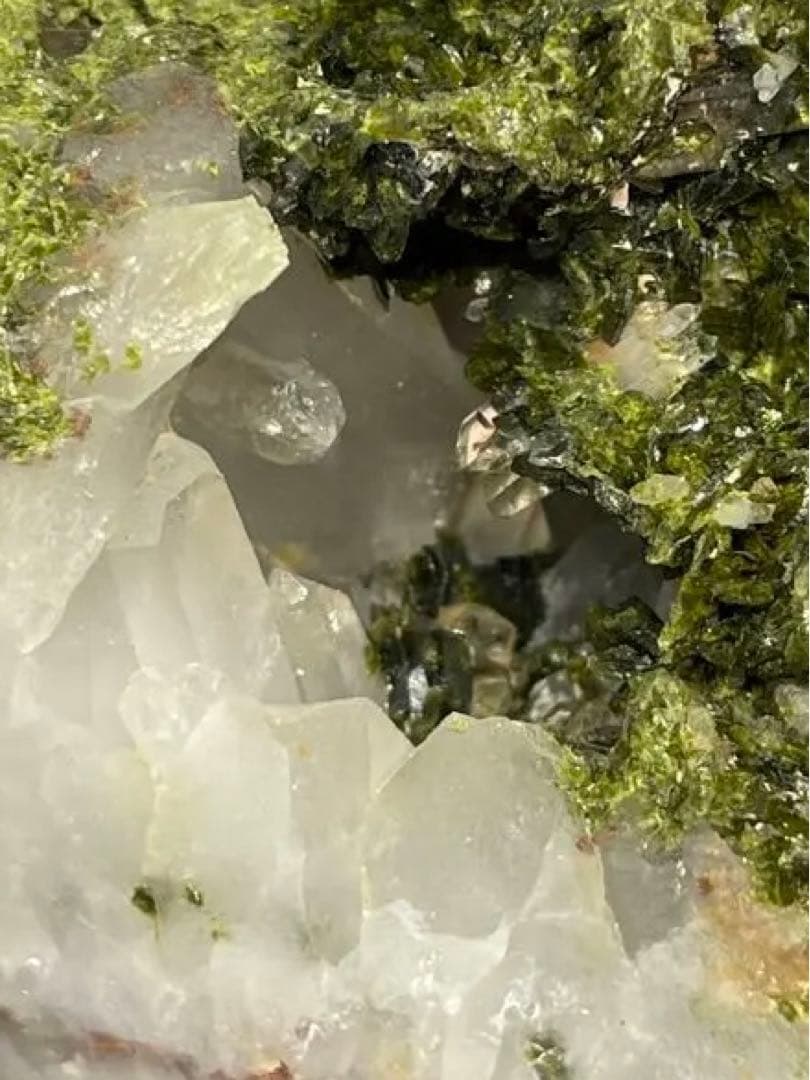 天然石　原石　トルマリン　水晶共生　クラスター　ガーデンクォーツ　グリーン