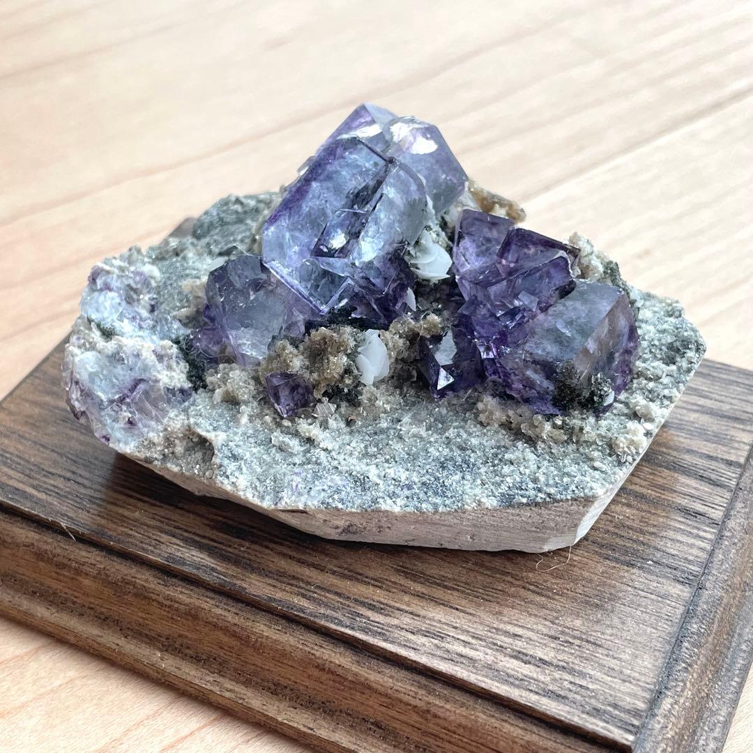 中国 ヤオガンシャン鉱山産 フローライト(母岩付き) 鉱物標本