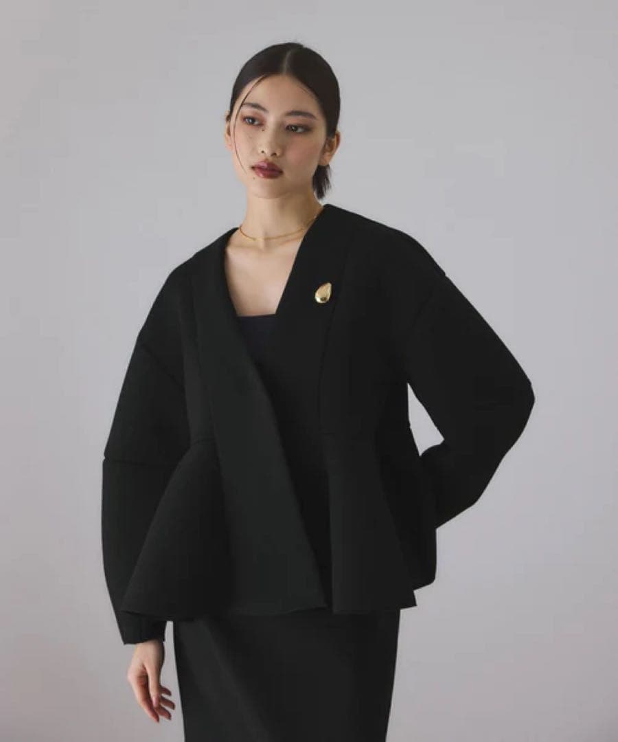 エッグブローチ付きペプラムカーディガン