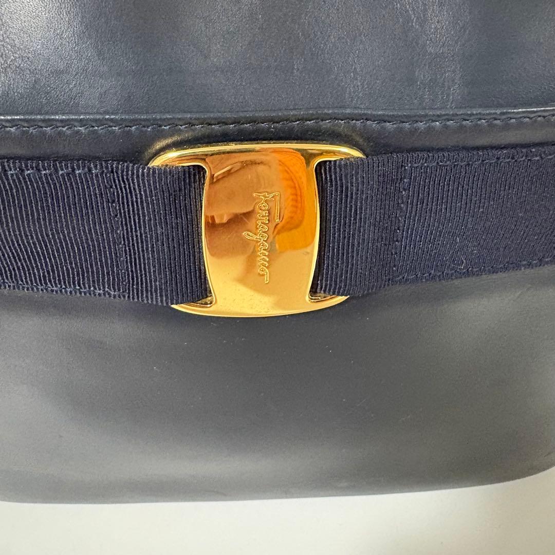 Salvatore Ferragamo ヴァラ　レザー　ショルダーバッグ