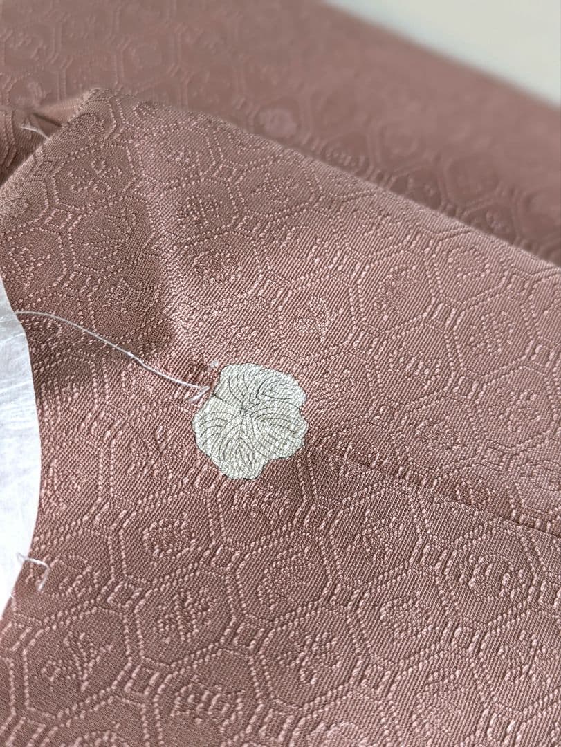 正絹老舗伊と幸色無地宝尽くし文様色無地一つ紋シックなくすみピンク