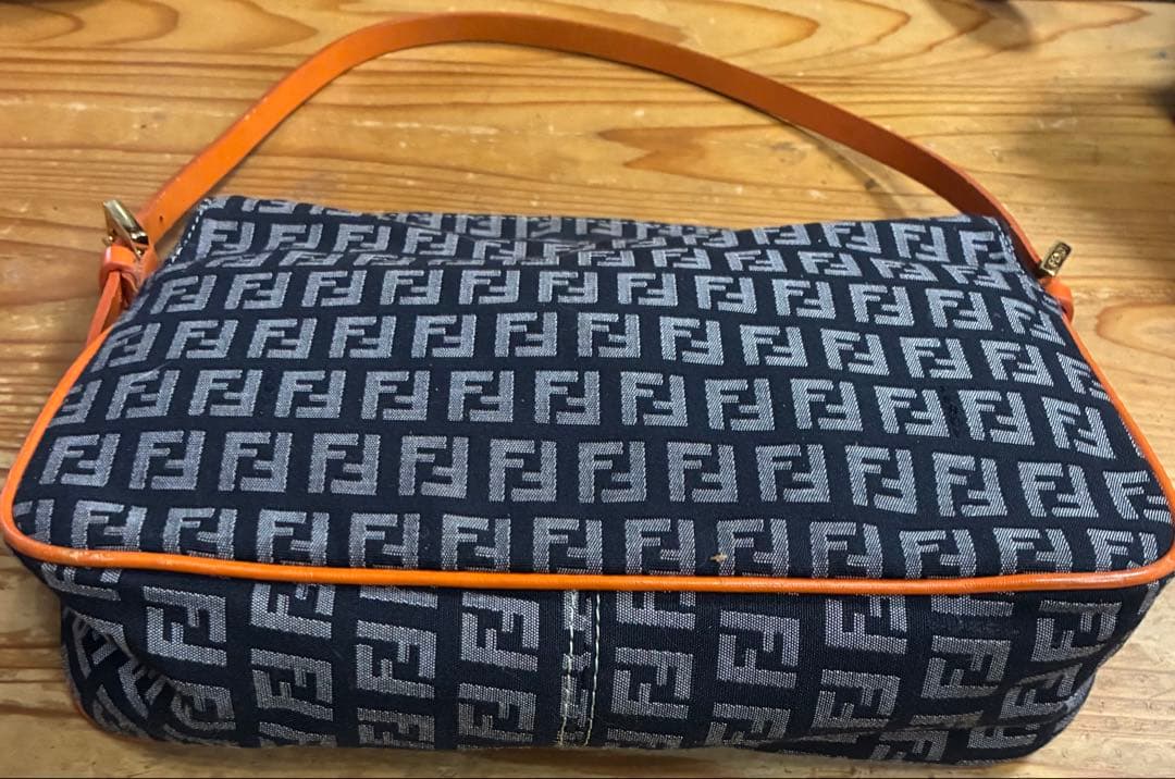 Fendi FFロゴ　アクセサリーポーチ(ワンショルダー)ブラック/オレンジ