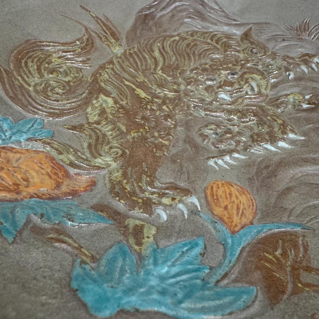 【希少】鍋島焼 名工 嘉秀作　麒麟図　浮彫 彩釉