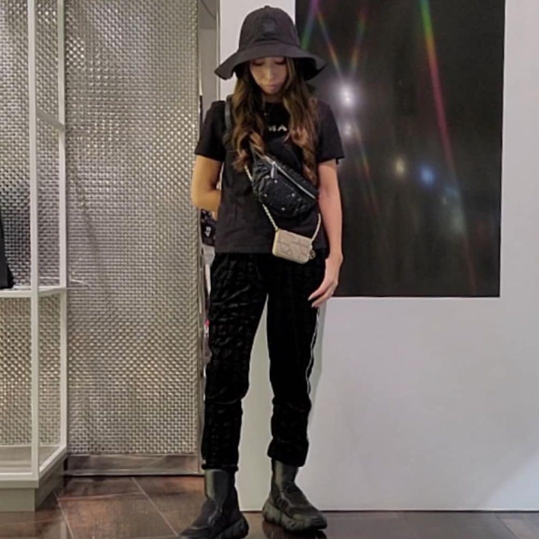 アルマーニエクスチェンジ　エンボスロゴミニボディバッグ