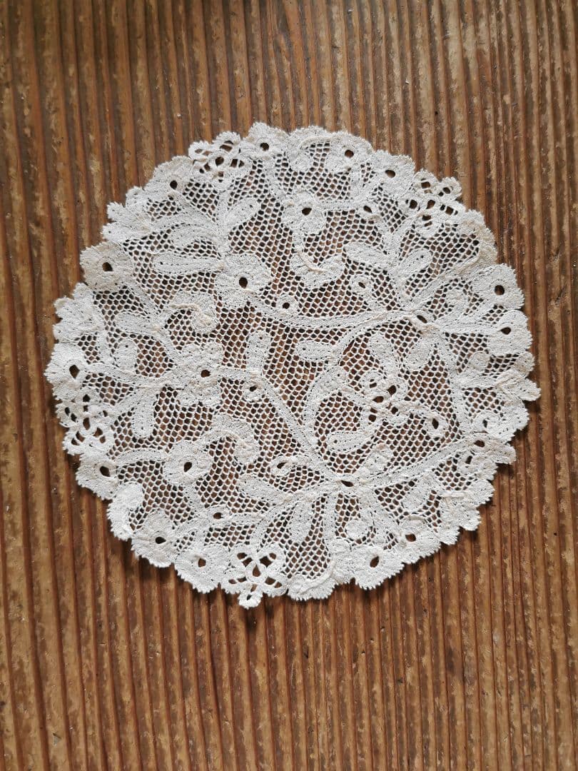 アンティーク 花が連続するリム 草花紋メッシュドイリー やや濃いアイボリートーン