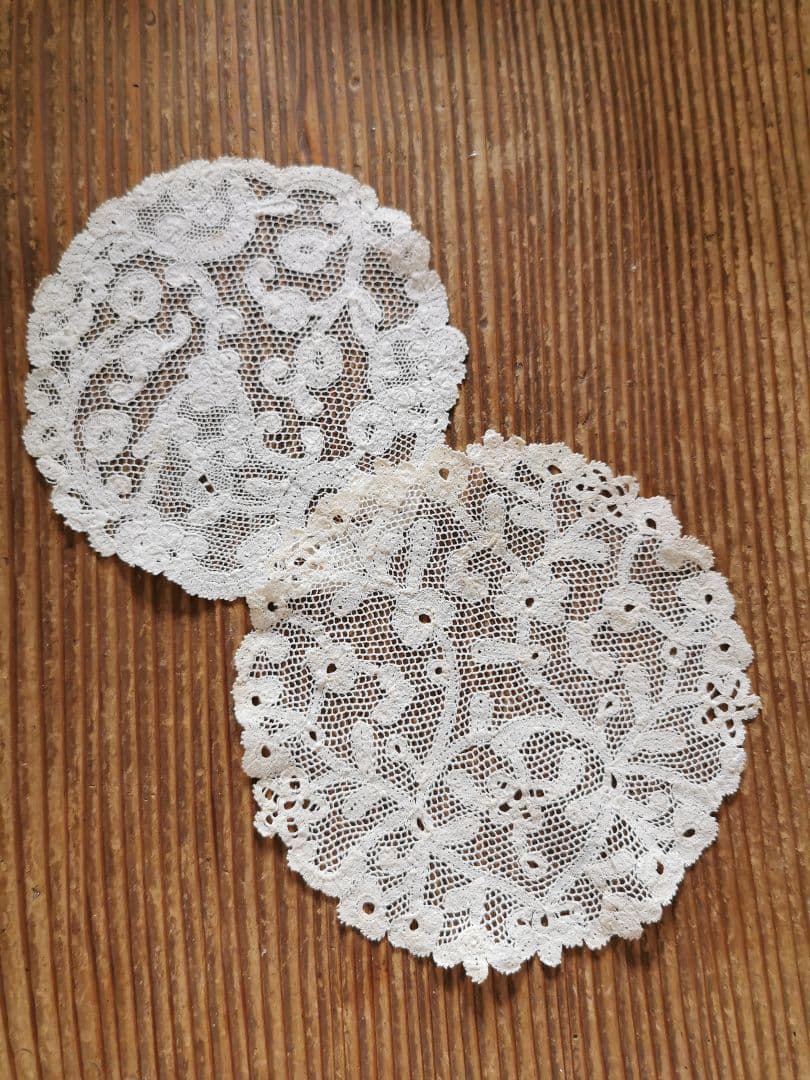 アンティーク 花が連続するリム 草花紋メッシュドイリー やや濃いアイボリートーン