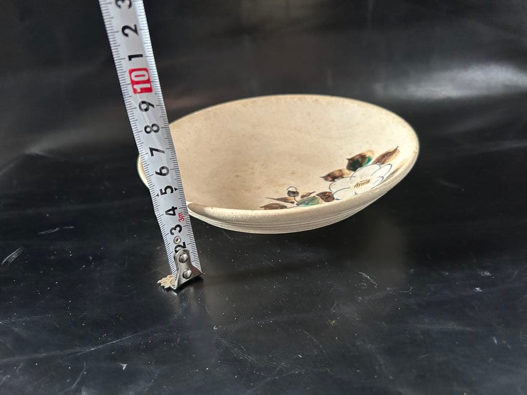 美しい古美術◾️蔵から美しい白椿の花が描かれた夏茶碗の様な楽印の陶器