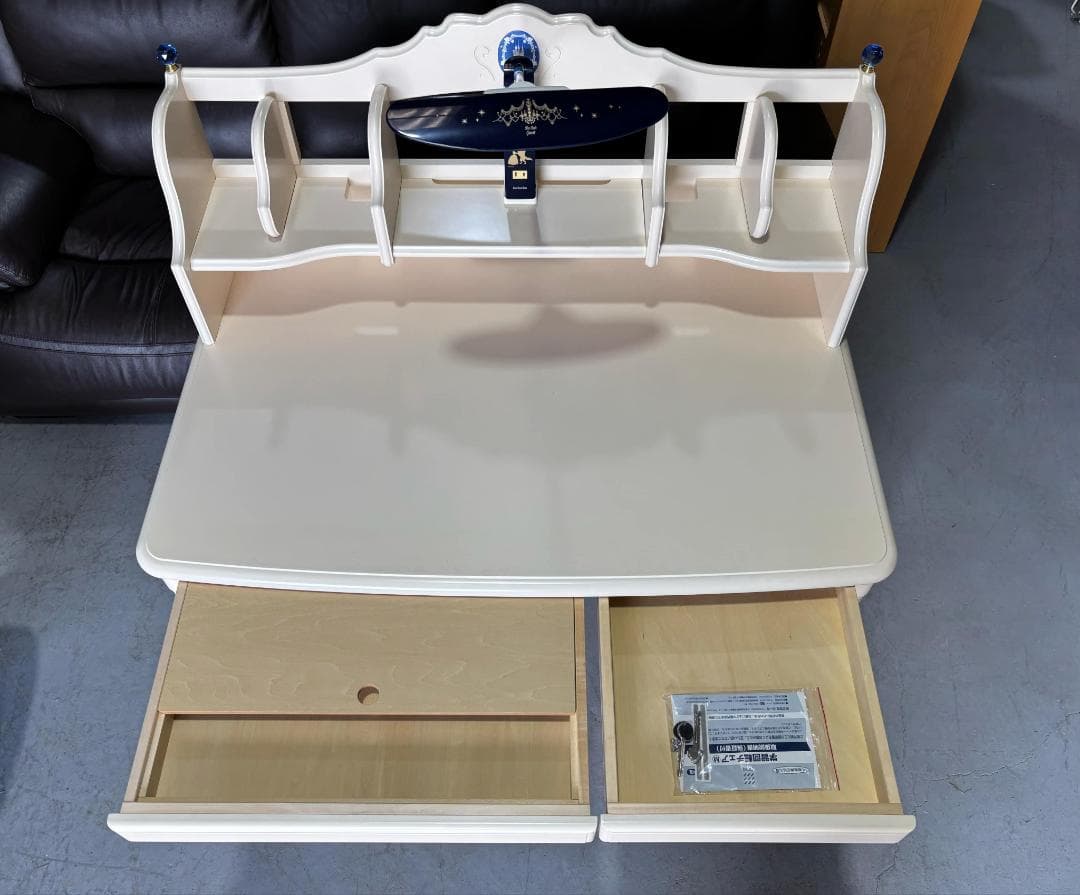 Kママ 高級 KARIMOKU おしゃれ学習机、キャビネット、ライト付き