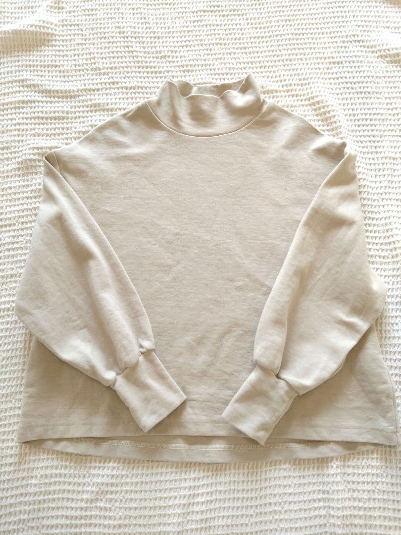 くらすこと ＋to　大人の定番　ハイネックプルオーバー　ベージュ