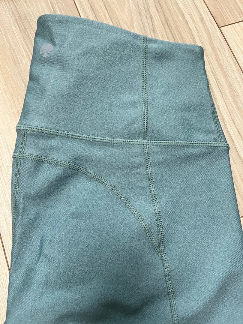 minami 専用　シャインストレッチアシンメトリーブラトップ、レギンス